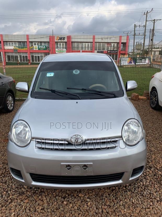 Toyota Sienta 2011 Silver