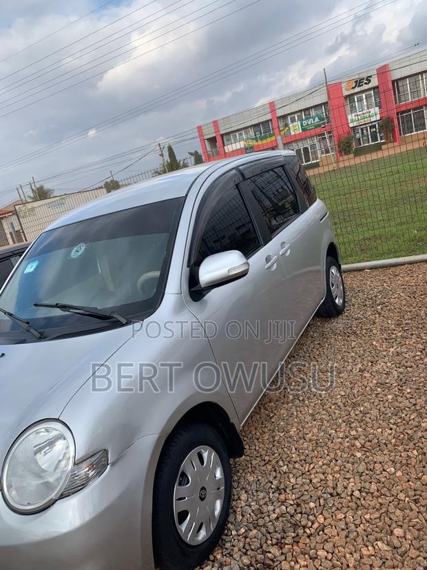 Toyota Sienta 2011 Silver
