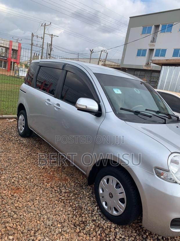 Toyota Sienta 2011 Silver