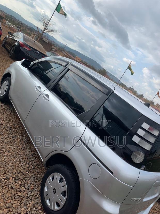 Toyota Sienta 2011 Silver