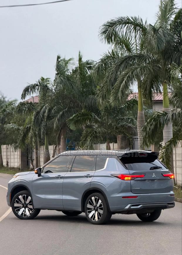 Mitsubishi Outlander 2025 Gray