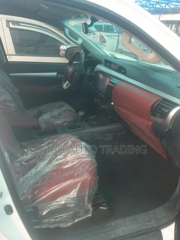 Toyota Hilux 2024 White