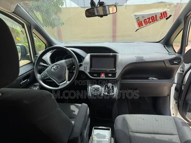 Toyota Voxy Hybrid X 2WD 7-Seater 2014 White