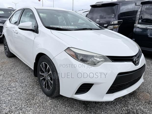Toyota Corolla LE Premium 4dr Sedan (1.8L 4cyl CVT) 2014 White