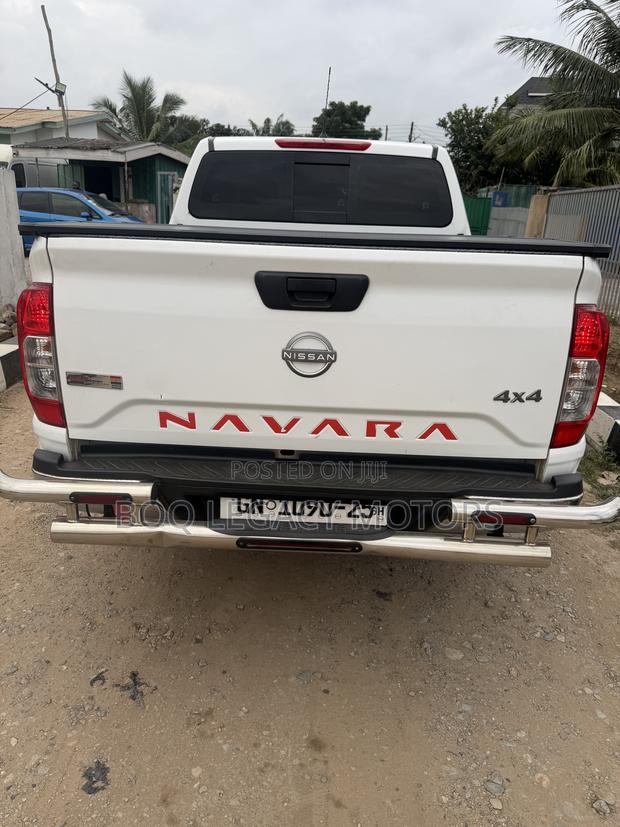 Nissan Navara 2025 White