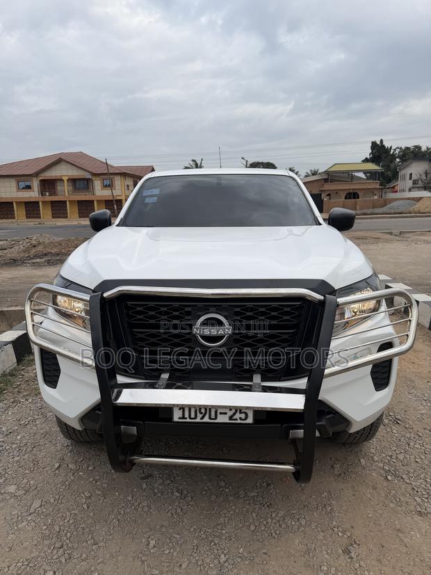 Nissan Navara 2025 White