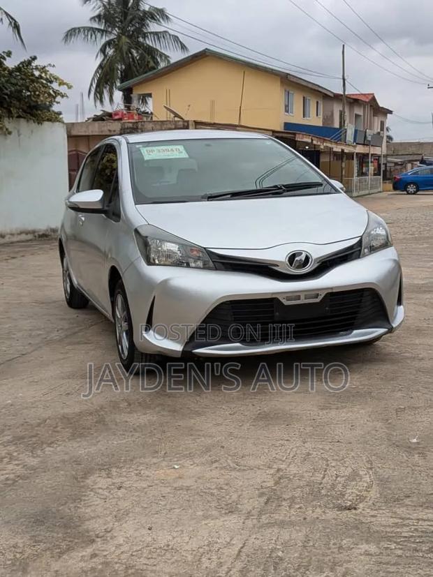Toyota Vitz 2014 Silver