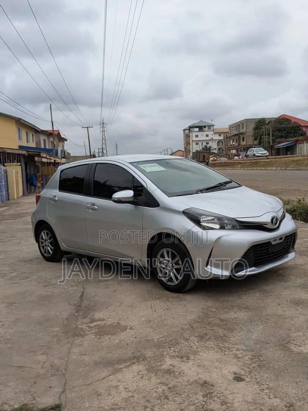 Toyota Vitz 2014 Silver