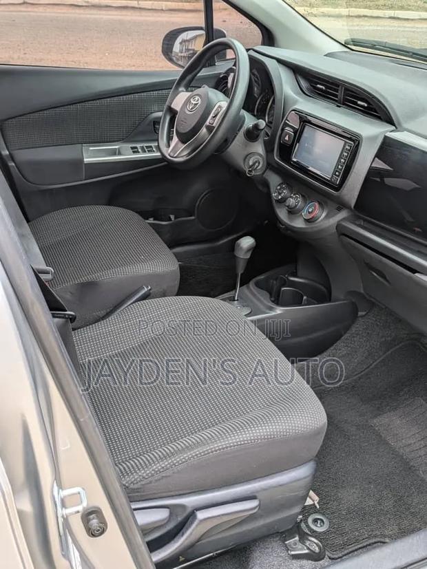 Toyota Vitz 2014 Silver