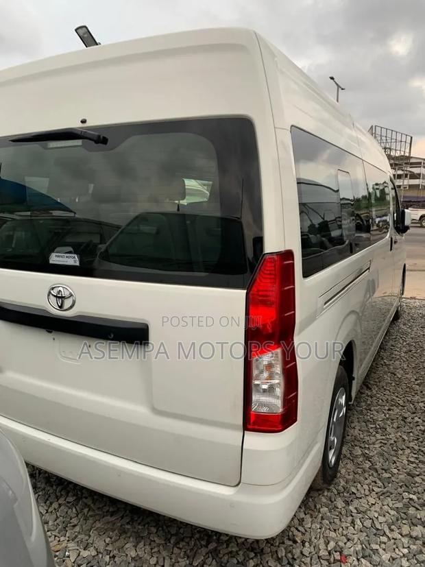 Toyota Grand HiAce 2002 White