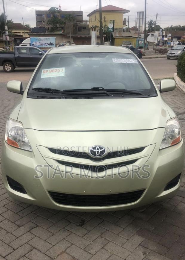 Toyota Yaris 2011 Gold