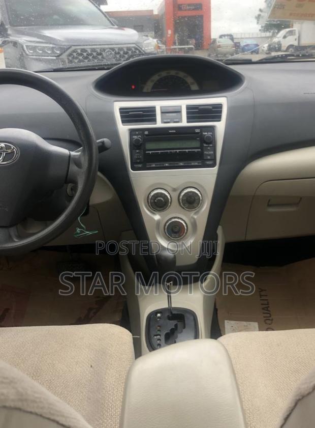 Toyota Yaris 2011 Gold