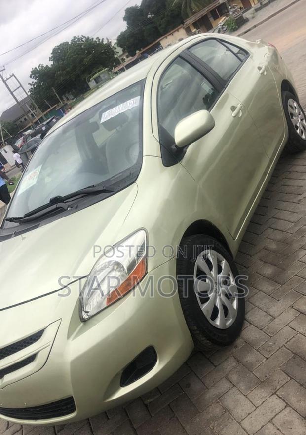 Toyota Yaris 2011 Gold