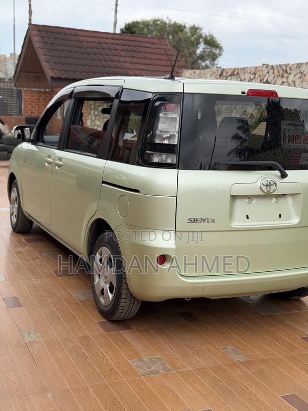Toyota Sienta 1.5 FWD 2015 Green