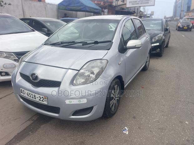 Toyota Vitz 1.3 FWD 5dr 2010 Silver