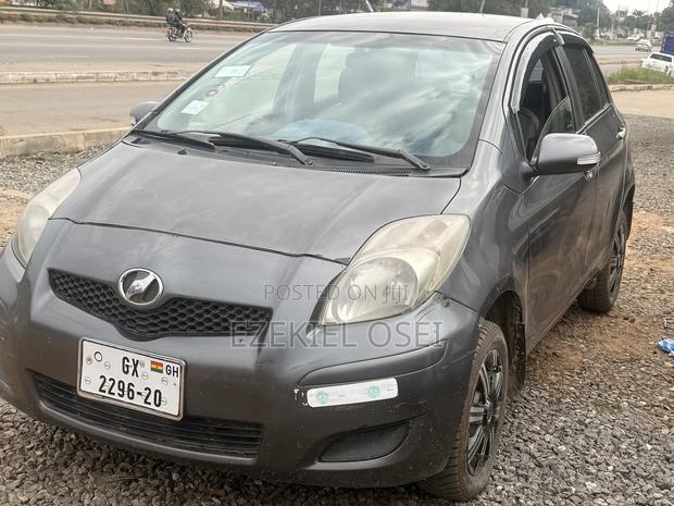Toyota Vitz 1.3 AWD 3dr 2010 Gray