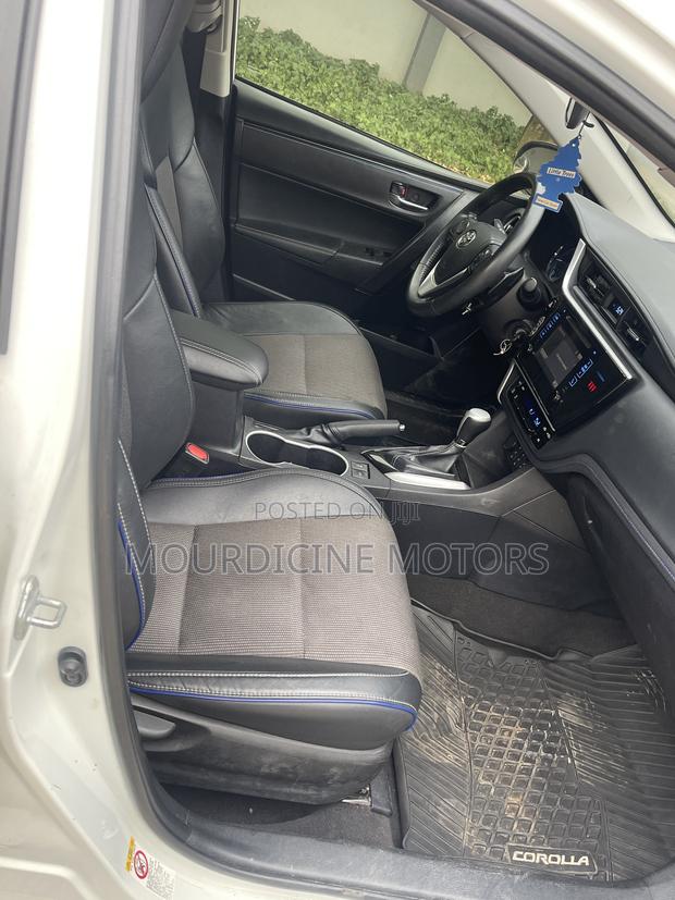 Toyota Corolla SE (1.8L 4cyl 2A) 2019 White