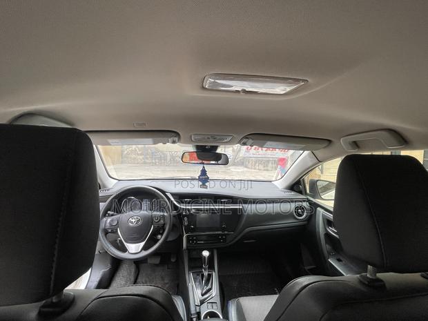 Toyota Corolla SE (1.8L 4cyl 2A) 2019 White