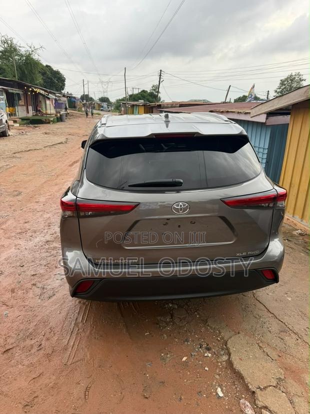 Toyota Highlander XLE 2022 Gray