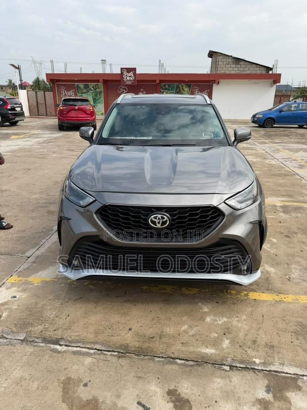 Toyota Highlander XLE 2022 Gray