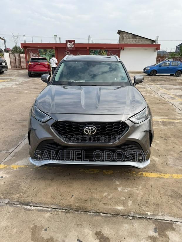 Toyota Highlander XLE 2022 Gray