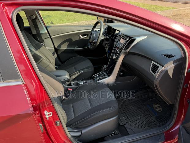 Hyundai Elantra SE Sedan FWD (1.8L 4cyl 6M) 2016 Red