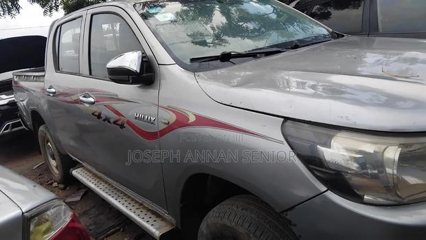 Toyota Hilux 2016 Gray
