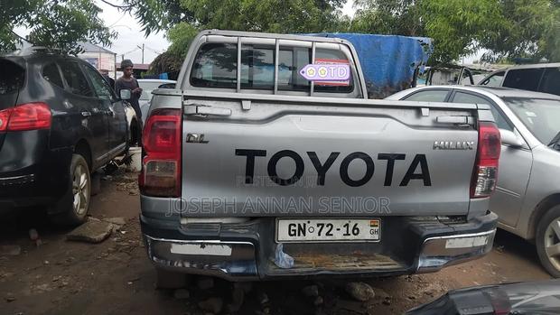 Toyota Hilux 2016 Gray
