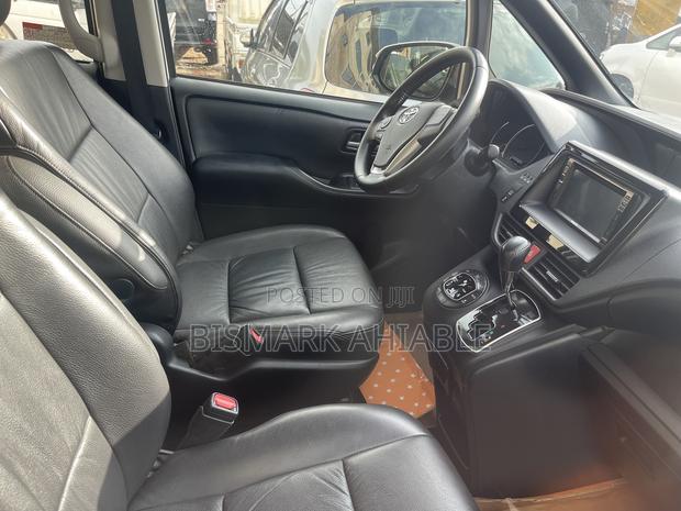 Toyota Noah 2.0 FWD (8 Seater) 2015 White