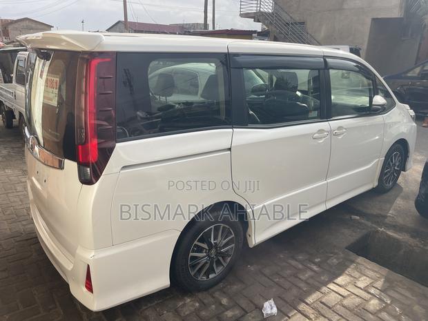 Toyota Noah 2.0 FWD (8 Seater) 2015 White