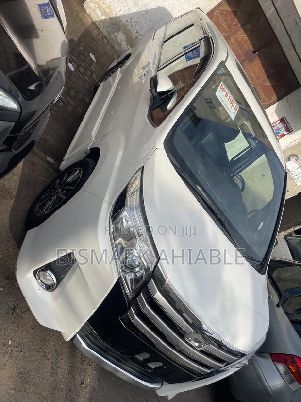 Toyota Noah 2.0 FWD (8 Seater) 2015 White