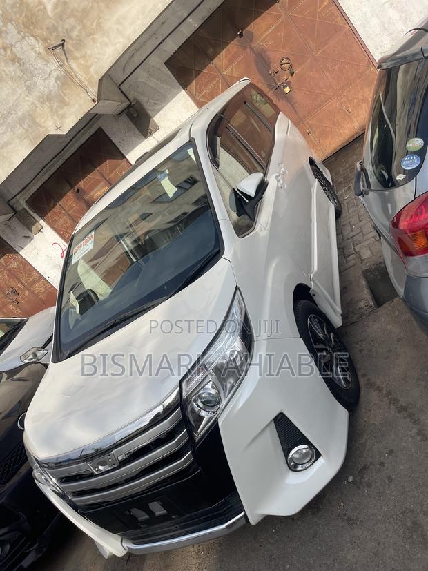 Toyota Noah 2.0 FWD (8 Seater) 2015 White