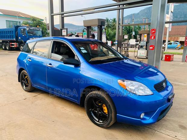 Toyota Matrix L Hatchback FWD (1.8L 4cyl 5M) 2011 Blue