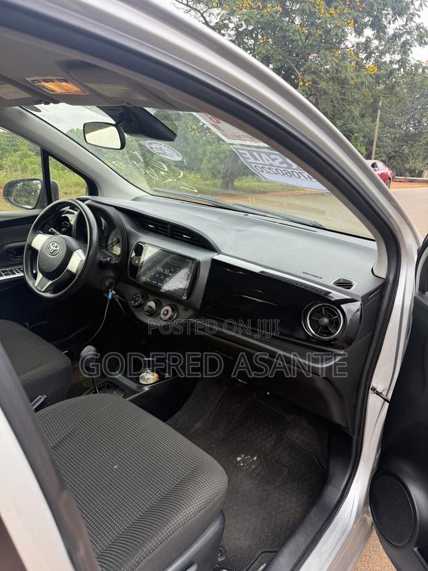 Toyota Vitz 1.0 FWD 5dr 2015 Silver