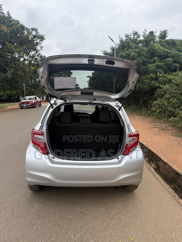 Toyota Vitz 1.0 FWD 5dr 2015 Silver