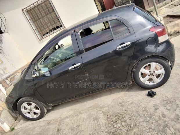 Toyota Vitz 1.0 FWD 5dr 2010 Black