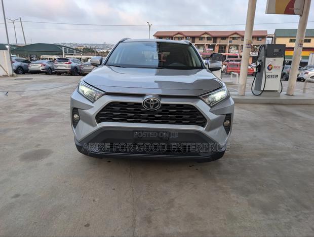 Toyota RAV4 XLE Premium AWD 2020 Silver