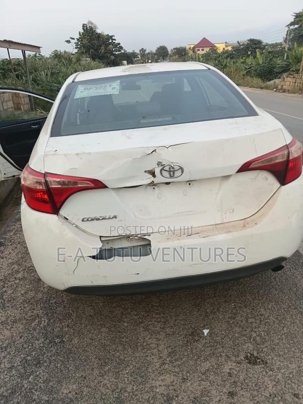 Toyota Corolla LE (1.8L 4cyl 2A) 2018 White
