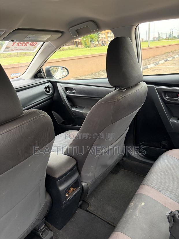 Toyota Corolla LE (1.8L 4cyl 2A) 2018 White