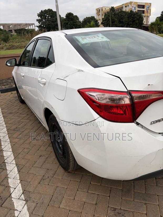 Toyota Corolla LE (1.8L 4cyl 2A) 2018 White