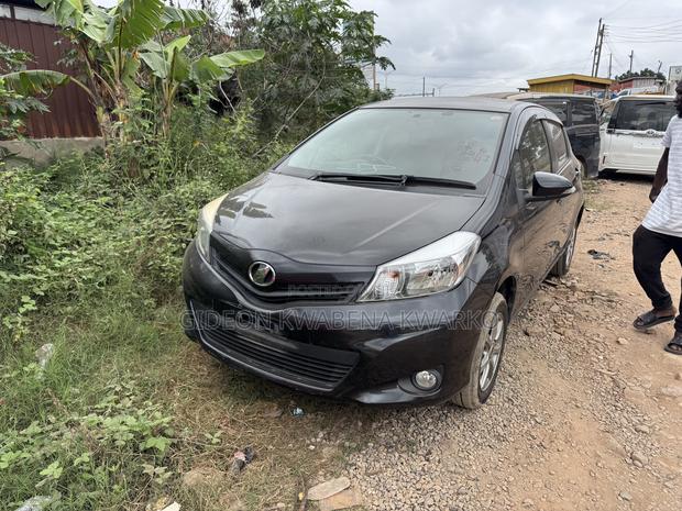 Toyota Vitz 1.3 AWD 5dr 2013 Black
