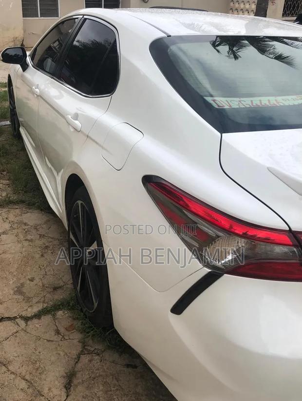 Toyota Camry SE FWD (2.5L 4cyl 8AM) 2018 White