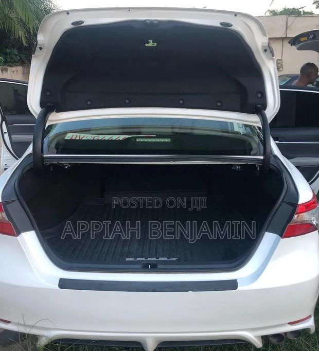 Toyota Camry SE FWD (2.5L 4cyl 8AM) 2018 White