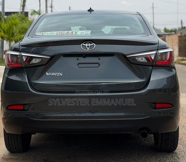 Toyota Yaris 1.5 Sedan LE 2020 Gray
