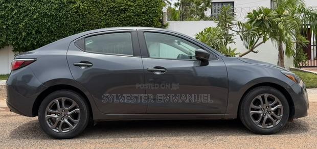 Toyota Yaris 1.5 Sedan LE 2020 Gray