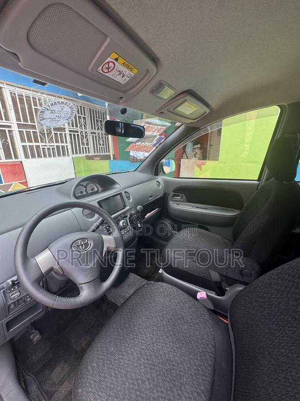 Toyota Sienta 2015 Brown
