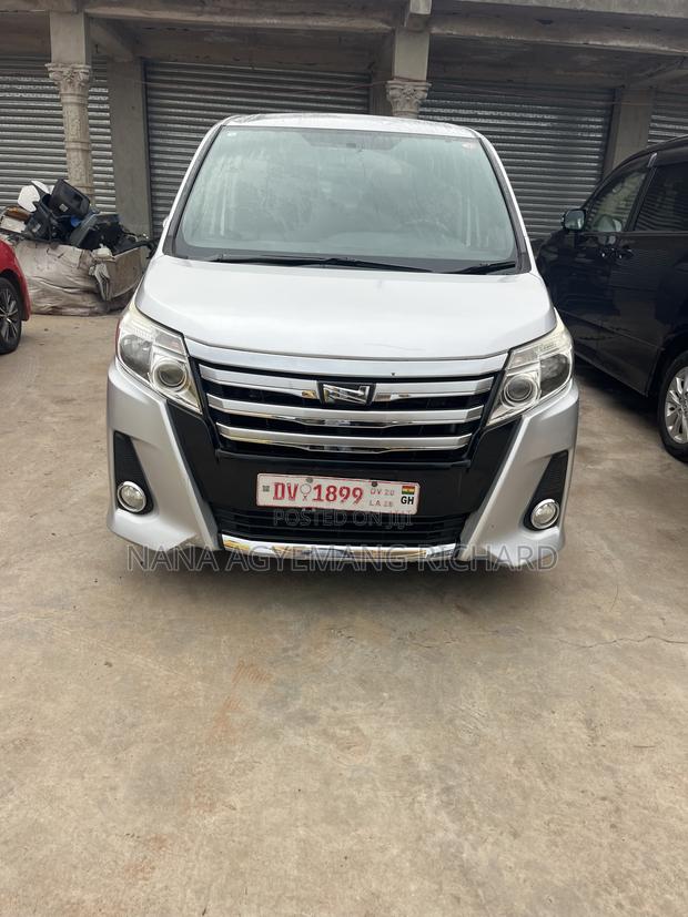 Toyota Noah 2.0 FWD (8 Seater) 2015 Silver