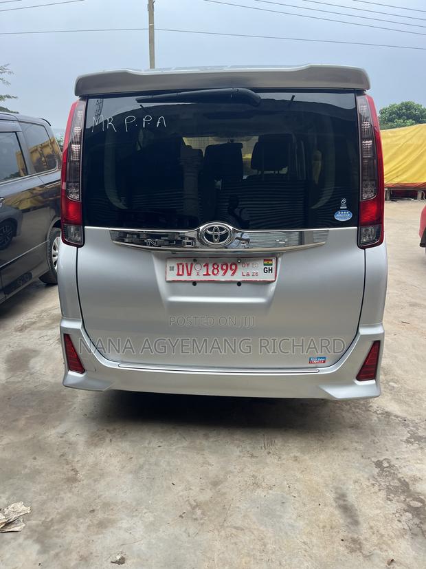 Toyota Noah 2.0 FWD (8 Seater) 2015 Silver