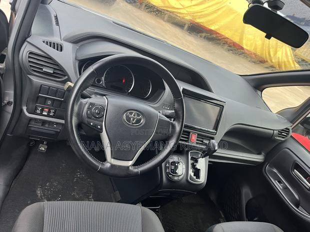 Toyota Noah 2.0 FWD (8 Seater) 2015 Silver