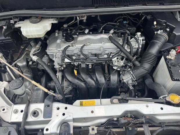 Toyota Noah 2.0 FWD (8 Seater) 2015 Silver